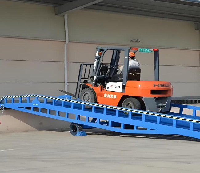 桐城移动式卸货平台（叉车用）